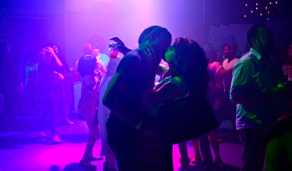 Групповой секс на танцполе ночного клуба