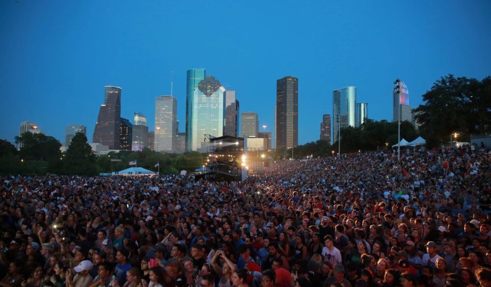 freedom-over-texas-eleanor-tinsley-park-houston-2019-crowd-skyline-night