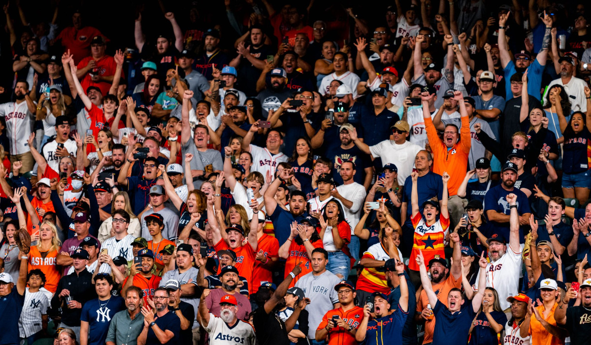 Astros fans celebrate postseason; Yankees fans talk smack