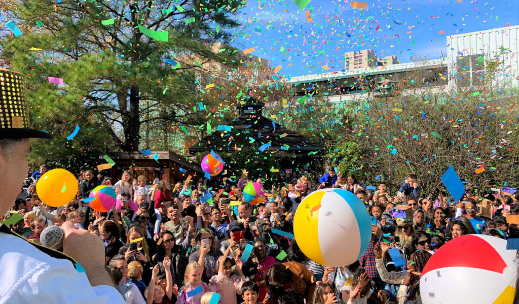 Kids celebrate New Year's with confetti and beach balls