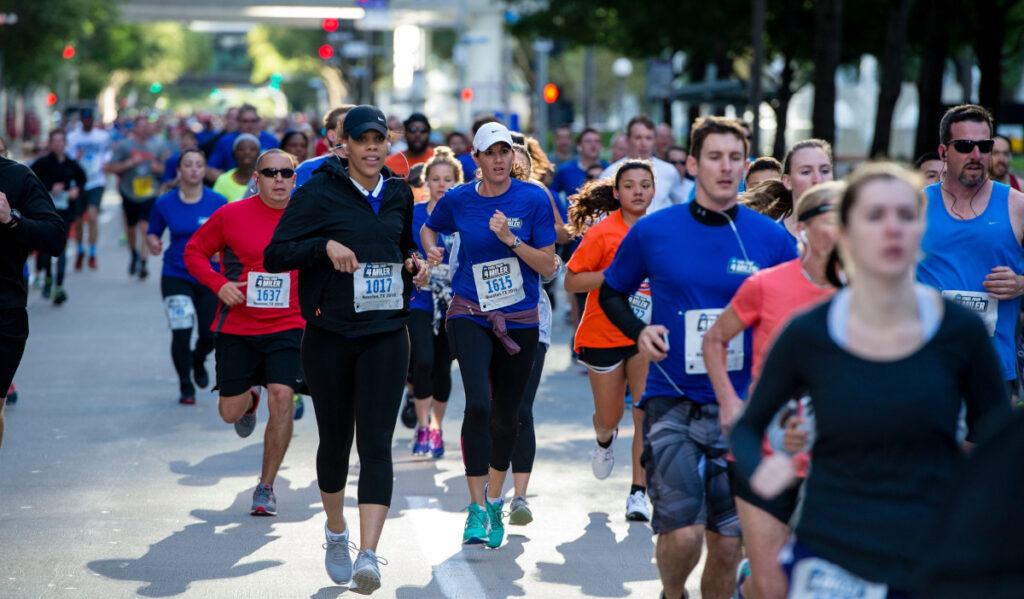 A crowd of runners through Downtown Houston