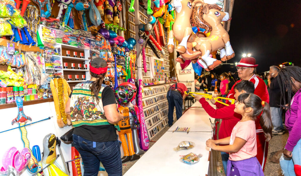 A family play carnival games for prizes