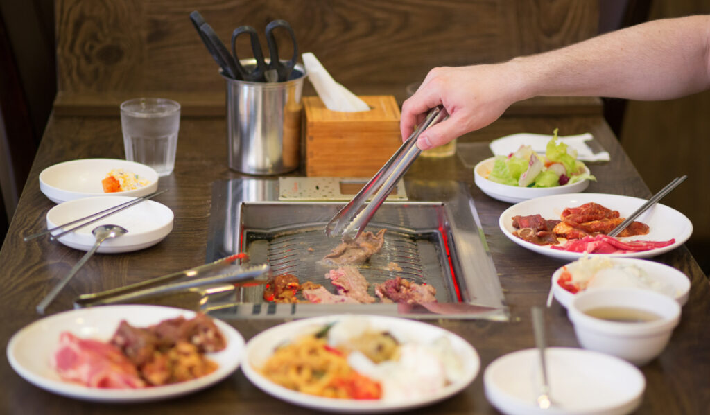 맛있는 한식 바베큐가 준비되고 있습니다.