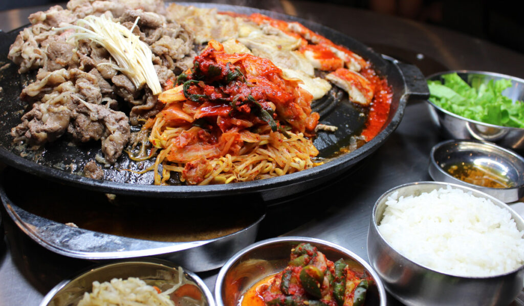 고기, 야채 및 봉콘의 김이 나는 모듬