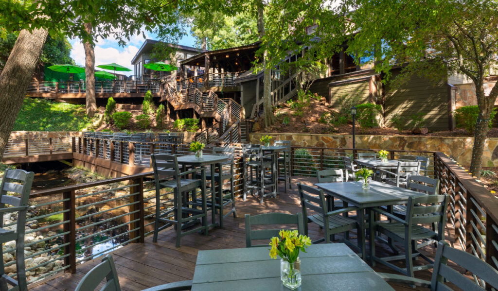 An outdoor patio in the backyard of a lodge-style restaurant