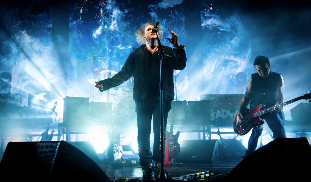 Robert Smith of the Cure sings on stage