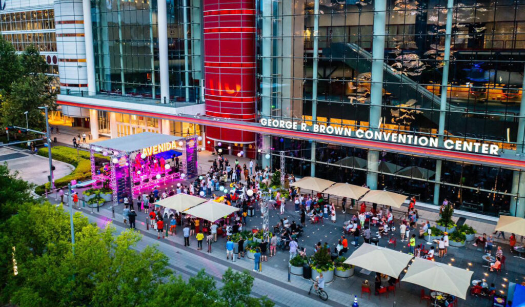 An aerial view of a concert taking place on the Avenida Houston plaza