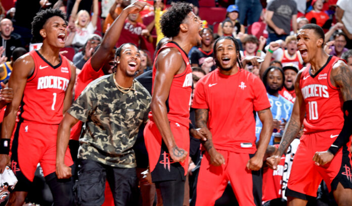 Amen Thompson, Jalen Green, Jabari Smith Jr and teammates celebrate during a game